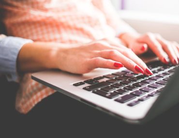 SEO記事をアップしているイメージ